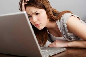 triste no computador